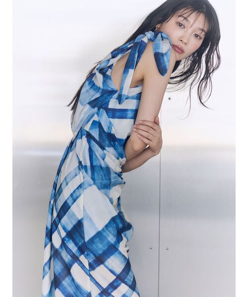 LAGUNAMOON(ラグナムーン)の「チェックドレープワンピース 【夏服】(ワンピース・レディース・ブラウン/ブルー・MEDIUM/SMALL)」の2枚目の写真