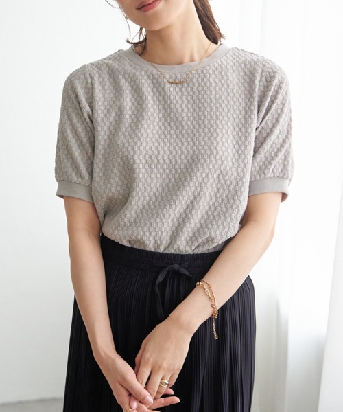 ikka（イッカ）の「【雑誌InRed6月号掲載】幾何学柄ジャカード半袖プルオーバー 【親子コーデ】（Tシャツ/カットソー・レディース・ネイビー/オフホワイト/イエロー/グリーン/グレイッシュベージュ・M/L/S）」の2枚目の写真