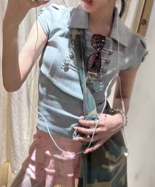 Girly Doll(ガーリードール)の「ナポレオンボタンレイヤードトップス(Tシャツ/カットソー・レディース・グレー・M/S)」の2枚目の写真