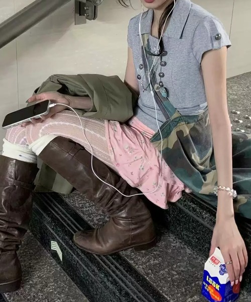 Girly Doll(ガーリードール)の「ナポレオンボタンレイヤードトップス(Tシャツ/カットソー・レディース・グレー・M/S)」の3枚目の写真