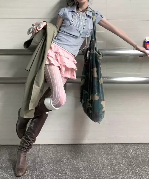 Girly Doll(ガーリードール)の「ナポレオンボタンレイヤードトップス(Tシャツ/カットソー・レディース・グレー・M/S)」の4枚目の写真