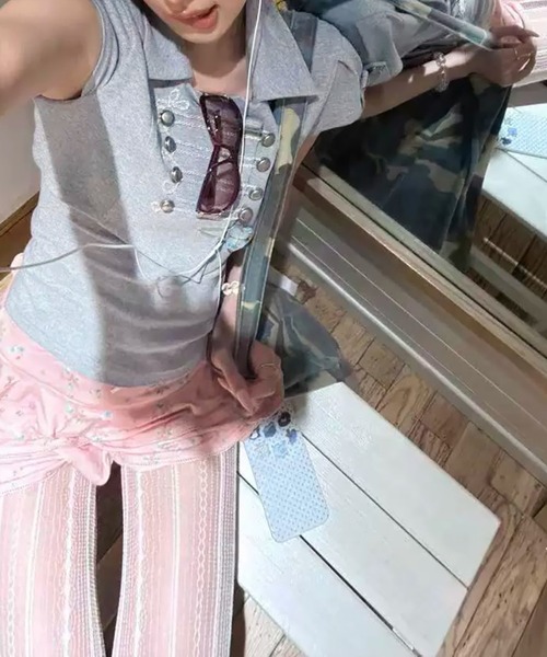 Girly Doll(ガーリードール)の「ナポレオンボタンレイヤードトップス(Tシャツ/カットソー・レディース・グレー・M/S)」の7枚目の写真
