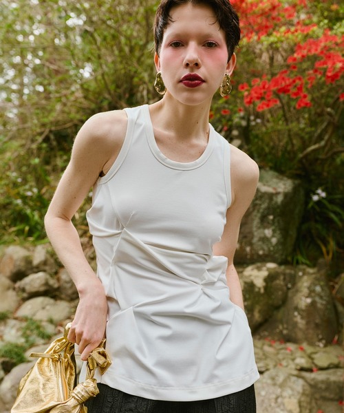 OMMO(オーエムエムオー)の「LINE SLIT TUCK TOP(Tシャツ/カットソー・レディース・ホワイト/ブラック/カーキ・FREE/38)」の2枚目の写真