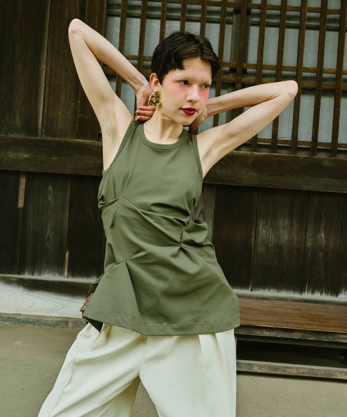 OMMO(オーエムエムオー)の「LINE SLIT TUCK TOP(Tシャツ/カットソー・レディース・ホワイト/ブラック/カーキ・FREE/38)」の1枚目の写真