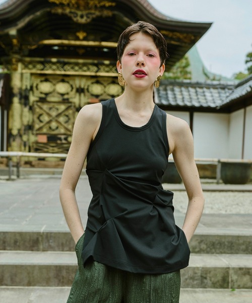 OMMO(オーエムエムオー)の「LINE SLIT TUCK TOP(Tシャツ/カットソー・レディース・ホワイト/ブラック/カーキ・FREE/38)」の3枚目の写真
