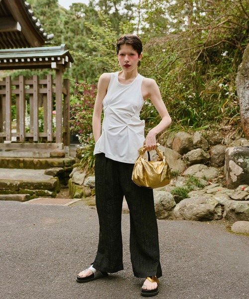 OMMO(オーエムエムオー)の「LINE SLIT TUCK TOP(Tシャツ/カットソー・レディース・ホワイト/ブラック/カーキ・FREE/38)」の22枚目の写真