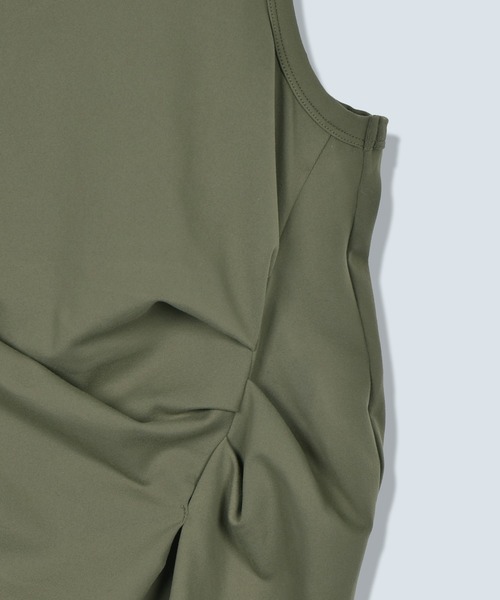OMMO(オーエムエムオー)の「LINE SLIT TUCK TOP(Tシャツ/カットソー・レディース・ホワイト/ブラック/カーキ・FREE/38)」の13枚目の写真