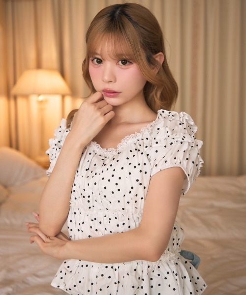 TITTY&CO.(ティティーアンドコー)の「ドットフリルギャザーブラウス(シャツ/ブラウス・レディース・ホワイト/ブラック・FREE)」の8枚目の写真