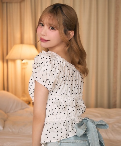 TITTY&CO.(ティティーアンドコー)の「ドットフリルギャザーブラウス(シャツ/ブラウス・レディース・ホワイト/ブラック・FREE)」の3枚目の写真