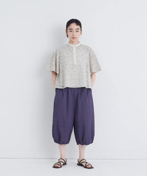 conges payes ADIEU TRISTESSE(コンジェ ペイエ アデュートリステス)の「ボタニカル風エンブロイダリーブラウス(シャツ/ブラウス・レディース・グレイッシュベージュ/ブルーグリーン・38)」の3枚目の写真
