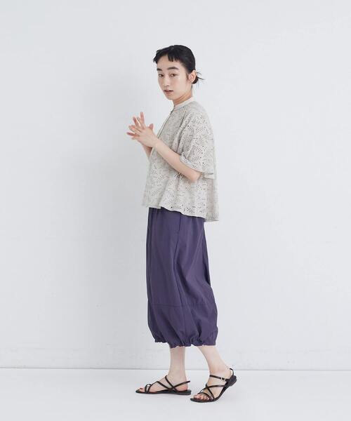 conges payes ADIEU TRISTESSE(コンジェ ペイエ アデュートリステス)の「ボタニカル風エンブロイダリーブラウス(シャツ/ブラウス・レディース・グレイッシュベージュ/ブルーグリーン・38)」の4枚目の写真