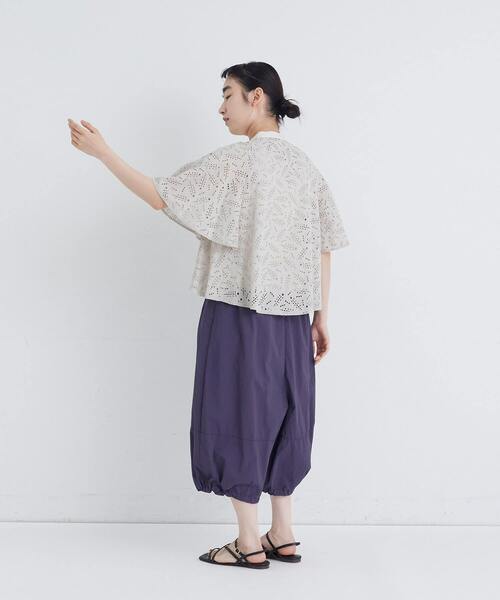 conges payes ADIEU TRISTESSE(コンジェ ペイエ アデュートリステス)の「ボタニカル風エンブロイダリーブラウス(シャツ/ブラウス・レディース・グレイッシュベージュ/ブルーグリーン・38)」の5枚目の写真