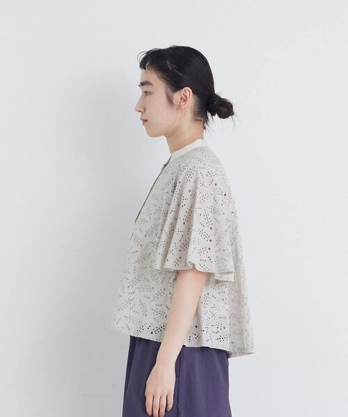conges payes ADIEU TRISTESSE(コンジェ ペイエ アデュートリステス)の「ボタニカル風エンブロイダリーブラウス(シャツ/ブラウス・レディース・グレイッシュベージュ/ブルーグリーン・38)」の8枚目の写真