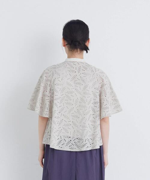 conges payes ADIEU TRISTESSE(コンジェ ペイエ アデュートリステス)の「ボタニカル風エンブロイダリーブラウス(シャツ/ブラウス・レディース・グレイッシュベージュ/ブルーグリーン・38)」の9枚目の写真