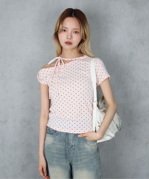 BARELY BLUE（ベアリーブルー）の「【 BARELY BLUE / ベアリーブルー 】 リボンネック ドット アシンメトリー オフショル 半袖 Tシャツ（Tシャツ/カットソー・レディース・ブラック/ホワイト/ピンク・FREE）」の7枚目の写真