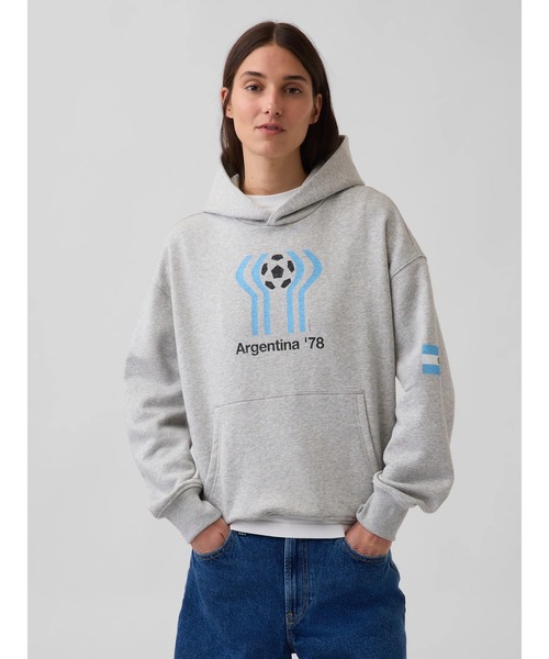GAP(ギャップ)の「FIFA WORLD CUP(TM) ヴィンテージソフト フレンチテリー オーバーサイズ パーカー(パーカー・メンズ・ネイビー/ブルー/ブラック/ブルー系その他/グリーン/グリーン系その他/レッド/グレー・M/L/XL/XS/S)」の3枚目の写真
