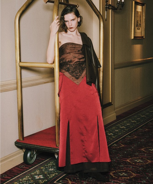 Ameri(アメリ)の「CRUSHED SATIN ARRANGE CORD SKIRT(スカート・レディース・アイボリー/レッド/ブラウン・SMALL/MEDIUM)」の4枚目の写真