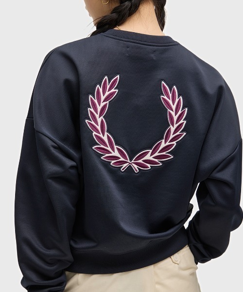 FRED PERRY(フレッドペリー)の「Laurel Wreath Badge Sweatshirt/ローレルリースバッジスウェット(スウェット・レディース・プラム/ネイビー・10)」の2枚目の写真