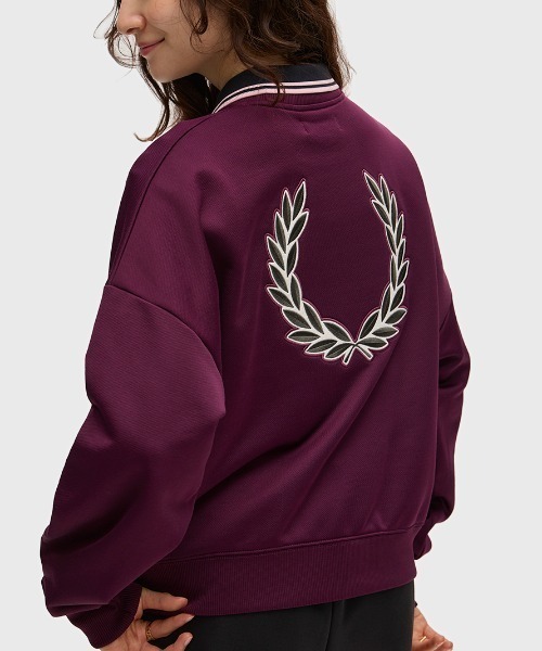 FRED PERRY(フレッドペリー)の「Laurel Wreath Badge Sweatshirt/ローレルリースバッジスウェット(スウェット・レディース・プラム/ネイビー・10)」の1枚目の写真