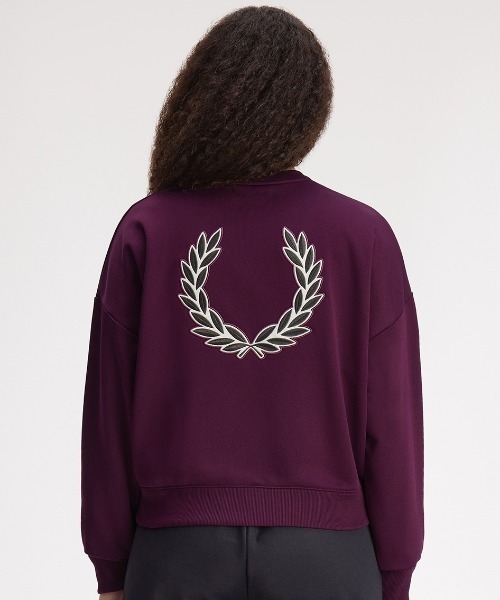 FRED PERRY(フレッドペリー)の「Laurel Wreath Badge Sweatshirt/ローレルリースバッジスウェット(スウェット・レディース・プラム/ネイビー・10)」の12枚目の写真
