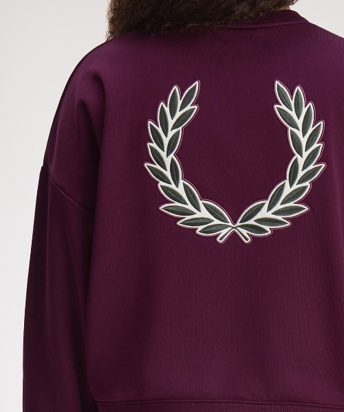 FRED PERRY(フレッドペリー)の「Laurel Wreath Badge Sweatshirt/ローレルリースバッジスウェット(スウェット・レディース・プラム/ネイビー・10)」の9枚目の写真