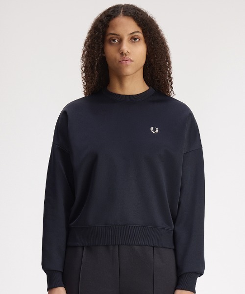 FRED PERRY(フレッドペリー)の「Laurel Wreath Badge Sweatshirt/ローレルリースバッジスウェット(スウェット・レディース・プラム/ネイビー・10)」の4枚目の写真