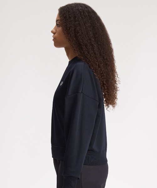 FRED PERRY(フレッドペリー)の「Laurel Wreath Badge Sweatshirt/ローレルリースバッジスウェット(スウェット・レディース・プラム/ネイビー・10)」の5枚目の写真