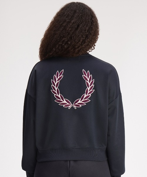FRED PERRY(フレッドペリー)の「Laurel Wreath Badge Sweatshirt/ローレルリースバッジスウェット(スウェット・レディース・プラム/ネイビー・10)」の6枚目の写真
