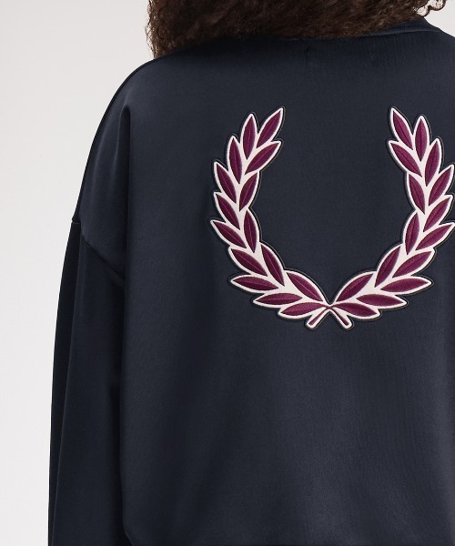 FRED PERRY(フレッドペリー)の「Laurel Wreath Badge Sweatshirt/ローレルリースバッジスウェット(スウェット・レディース・プラム/ネイビー・10)」の3枚目の写真