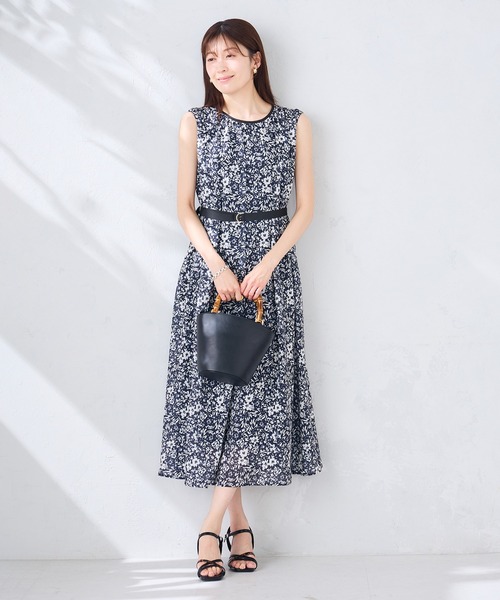 a.v.v(アーヴェヴェ)の「【洗える】フラワープリントギャザーノースリーブワンピース(ワンピース・レディース・ネイビー・40/38/36)」の1枚目の写真