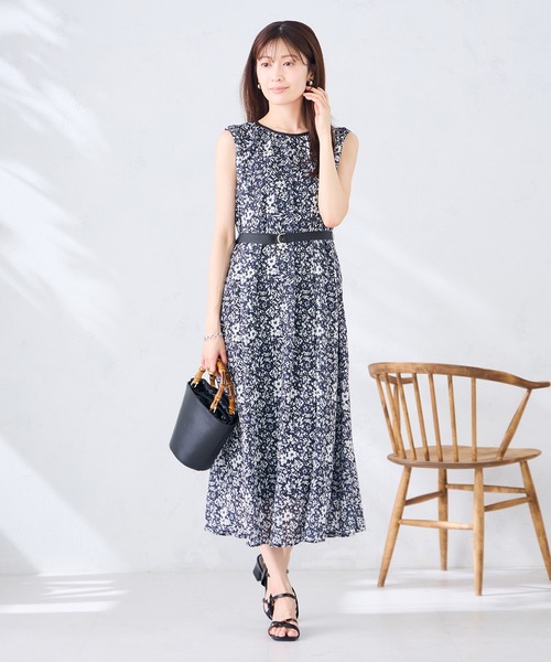 a.v.v(アーヴェヴェ)の「【洗える】フラワープリントギャザーノースリーブワンピース(ワンピース・レディース・ネイビー・40/38/36)」の2枚目の写真