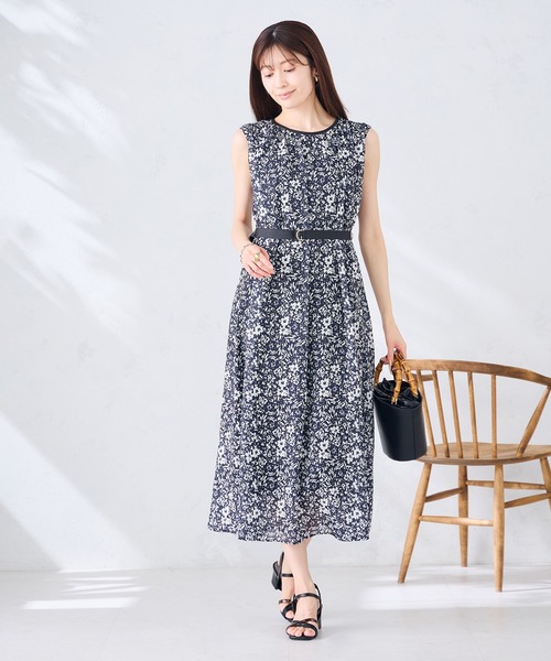 a.v.v(アーヴェヴェ)の「【洗える】フラワープリントギャザーノースリーブワンピース(ワンピース・レディース・ネイビー・40/38/36)」の3枚目の写真