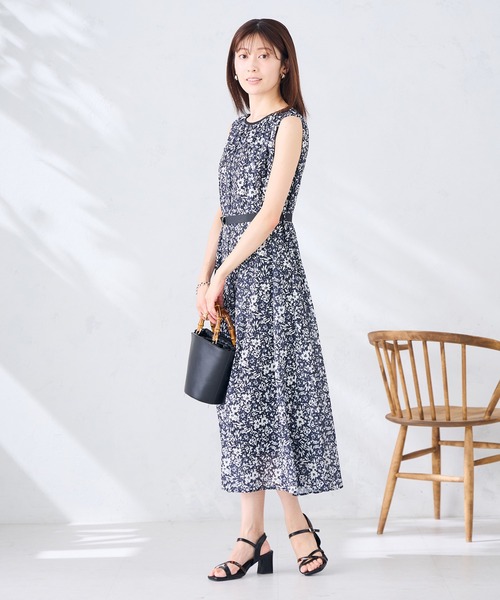 a.v.v(アーヴェヴェ)の「【洗える】フラワープリントギャザーノースリーブワンピース(ワンピース・レディース・ネイビー・40/38/36)」の4枚目の写真