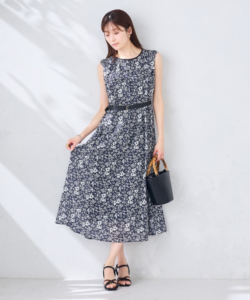 a.v.v(アーヴェヴェ)の「【洗える】フラワープリントギャザーノースリーブワンピース(ワンピース・レディース・ネイビー・40/38/36)」の5枚目の写真