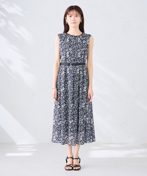 a.v.v(アーヴェヴェ)の「【洗える】フラワープリントギャザーノースリーブワンピース(ワンピース・レディース・ネイビー・40/38/36)」の7枚目の写真