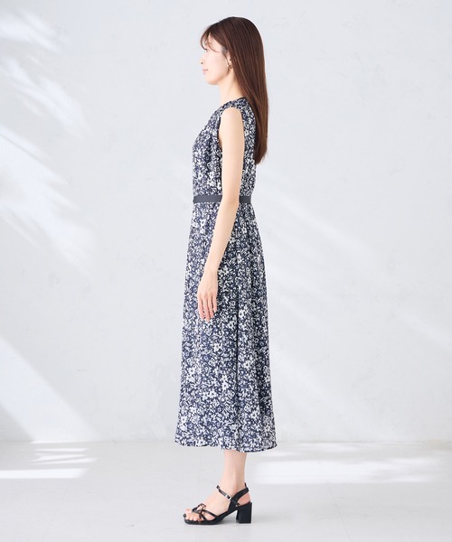 a.v.v(アーヴェヴェ)の「【洗える】フラワープリントギャザーノースリーブワンピース(ワンピース・レディース・ネイビー・40/38/36)」の8枚目の写真