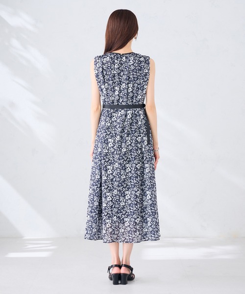 a.v.v(アーヴェヴェ)の「【洗える】フラワープリントギャザーノースリーブワンピース(ワンピース・レディース・ネイビー・40/38/36)」の9枚目の写真