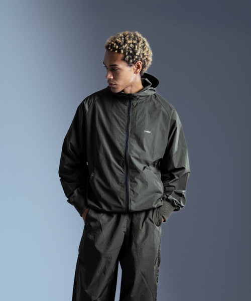 TENEZ(テネス)の「Nylon Hoodie Jacket(ナイロンジャケット・メンズ・ライトベージュ/カーキ・MEDIUM/LARGE)」の1枚目の写真
