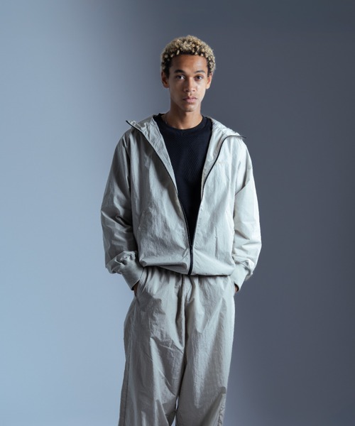 TENEZ(テネス)の「Nylon Hoodie Jacket(ナイロンジャケット・メンズ・ライトベージュ/カーキ・MEDIUM/LARGE)」の2枚目の写真