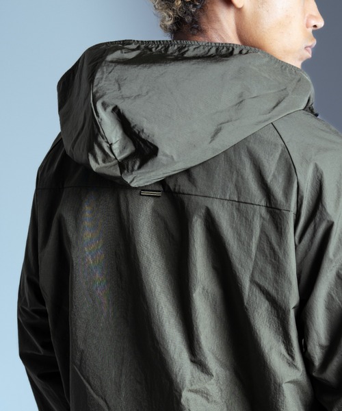 TENEZ(テネス)の「Nylon Hoodie Jacket(ナイロンジャケット・メンズ・ライトベージュ/カーキ・MEDIUM/LARGE)」の7枚目の写真