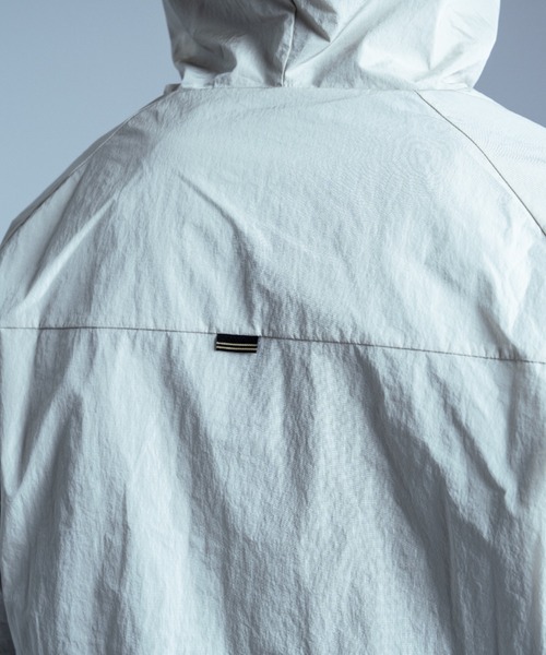 TENEZ(テネス)の「Nylon Hoodie Jacket(ナイロンジャケット・メンズ・ライトベージュ/カーキ・MEDIUM/LARGE)」の13枚目の写真