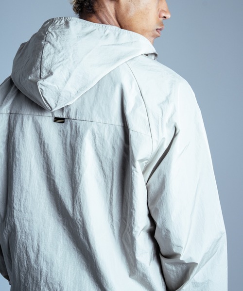 TENEZ(テネス)の「Nylon Hoodie Jacket(ナイロンジャケット・メンズ・ライトベージュ/カーキ・MEDIUM/LARGE)」の8枚目の写真
