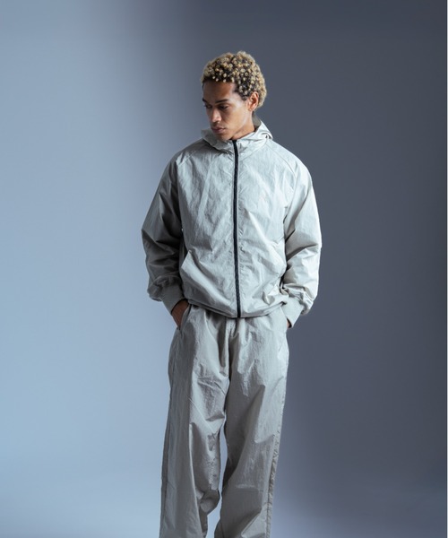 TENEZ(テネス)の「Nylon Hoodie Jacket(ナイロンジャケット・メンズ・ライトベージュ/カーキ・MEDIUM/LARGE)」の11枚目の写真