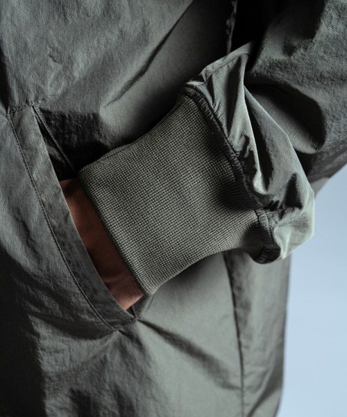 TENEZ(テネス)の「Nylon Hoodie Jacket(ナイロンジャケット・メンズ・ライトベージュ/カーキ・MEDIUM/LARGE)」の4枚目の写真