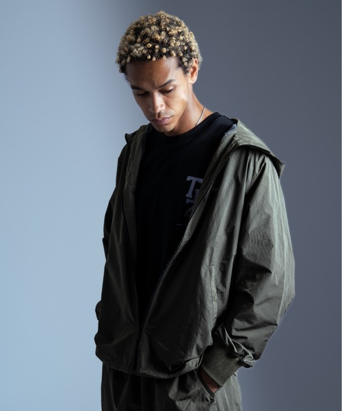 TENEZ(テネス)の「Nylon Hoodie Jacket(ナイロンジャケット・メンズ・ライトベージュ/カーキ・MEDIUM/LARGE)」の14枚目の写真