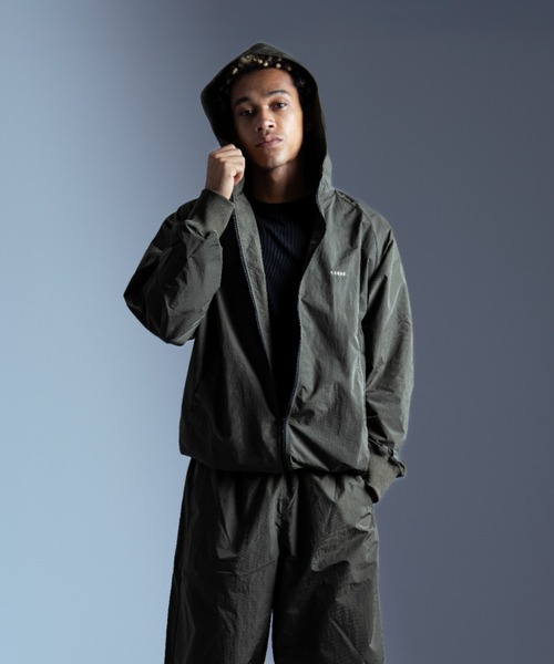 TENEZ(テネス)の「Nylon Hoodie Jacket(ナイロンジャケット・メンズ・ライトベージュ/カーキ・MEDIUM/LARGE)」の17枚目の写真