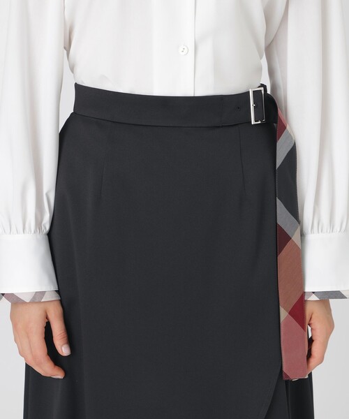 BLUE LABEL CRESTBRIDGE(ブルーレーベルクレストブリッジ)の「マットサテンアシンメトリースカート(スカート・レディース・ブラック/ホワイト/レッド・36/38)」の15枚目の写真