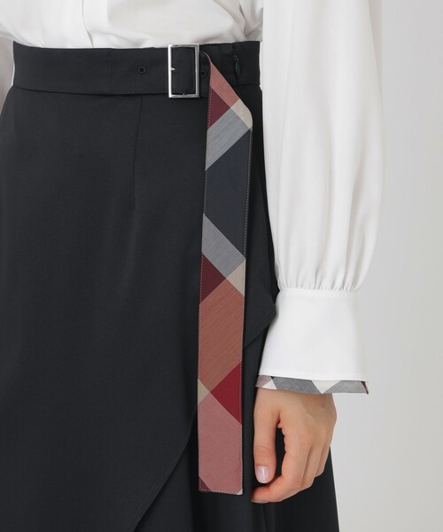 BLUE LABEL CRESTBRIDGE(ブルーレーベルクレストブリッジ)の「マットサテンアシンメトリースカート(スカート・レディース・ブラック/ホワイト/レッド・36/38)」の17枚目の写真