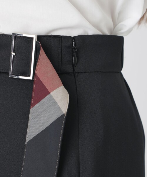 BLUE LABEL CRESTBRIDGE(ブルーレーベルクレストブリッジ)の「マットサテンアシンメトリースカート(スカート・レディース・ブラック/ホワイト/レッド・36/38)」の18枚目の写真