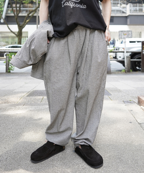 JOURNAL STANDARD LUXE(ジャーナルスタンダード ラックス)の「CLアムンゼン タックテーパーパンツ(その他パンツ・レディース・ブラックミックス/ブラック系その他・FREE)」の1枚目の写真